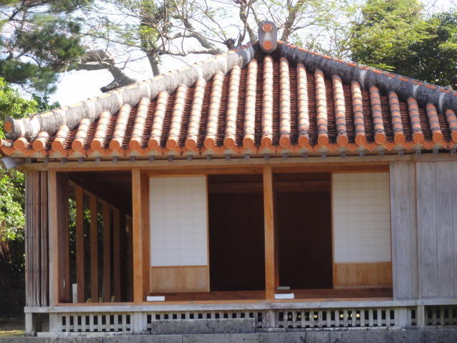訪問 低い構えと赤瓦に漆喰は台風対策 沖縄の古民家: 洋館・旅